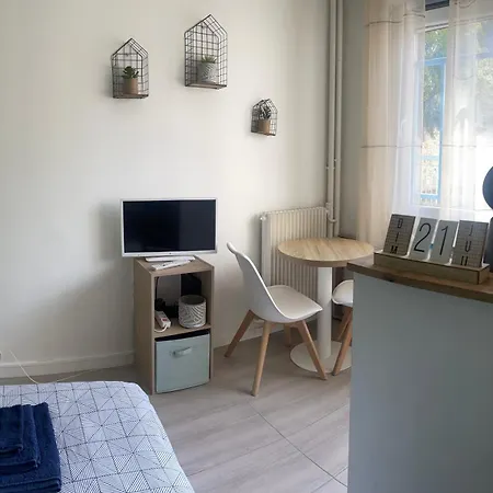 Le Petit Cocon Apartment Melun Exterior photo